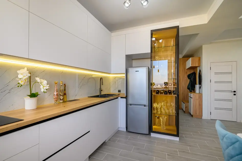 a-modern-white-studio-with-a-kitchen-ready-to-use-2024-10-14-22-30-37-utc_40_40